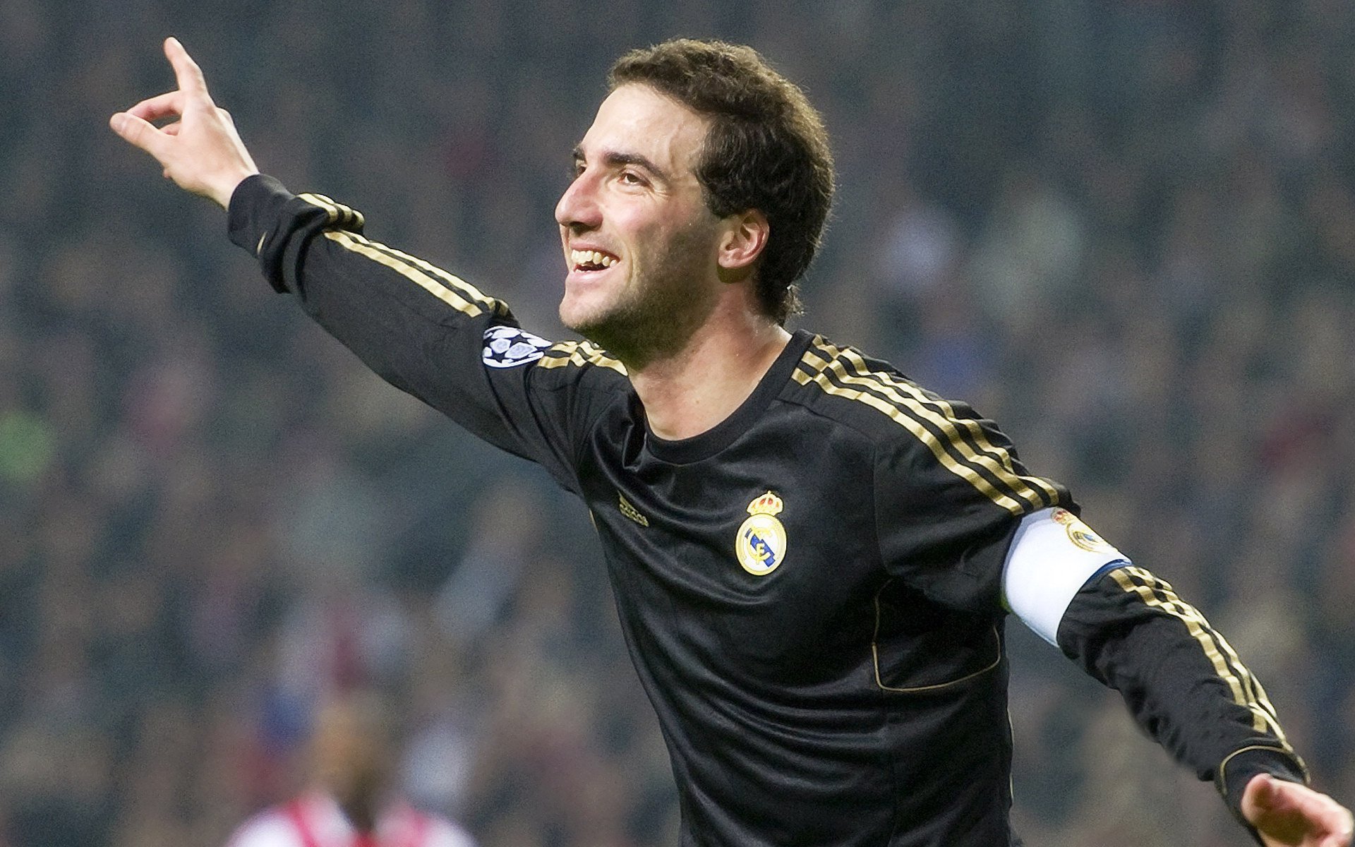 红黑风暴席卷郁金香,AC米兰战术碾压荷兰元素,拉什福德梦剧场点燃欧洲之夜